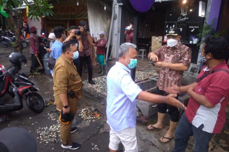 Wali Kota Surabaya Eri Cahyadi memantau sejumlah titik lokasi banjir setelah hujan deras dan angin kencang melanda Kota Surabaya, Jawa Timur, pada Selasa (18/1/2022) sore.