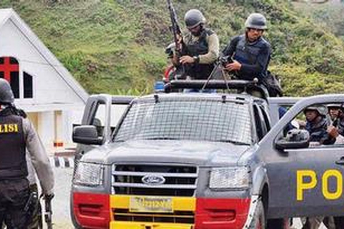 Aparat gabungan TNI/Polri di Mulia, ibu kota Kabupaten Puncak Jaya, Papua, Senin (24/10), mengejar kelompok pengacau keamanan yang menewaskan Kepala Kepolisian Sektor Kota Mulia Ajun Komisaris Dominggus Otto Awes di Bandara Mulia.