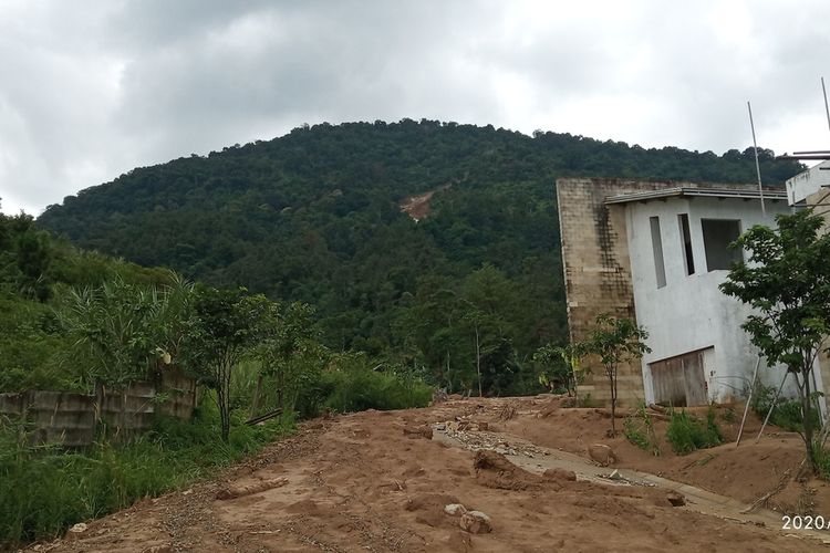 Bencana tanah longsor terjadi di lereng Gunung Pancar, Kecamatan Babakan Madang, Kabupaten Bogor, Jawa Barat, akibatnya sejumlah warga sekitar panik hingga mengungsikan diri, Rabu (1/1/2020).