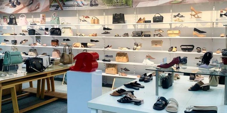 Produk-produk tas hingga sepatu yang dipajang di dalam sebuah gerai Bata.