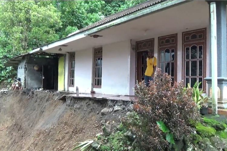 Salah satu rumah warga yang mengalami longsor di bagian teras rumah