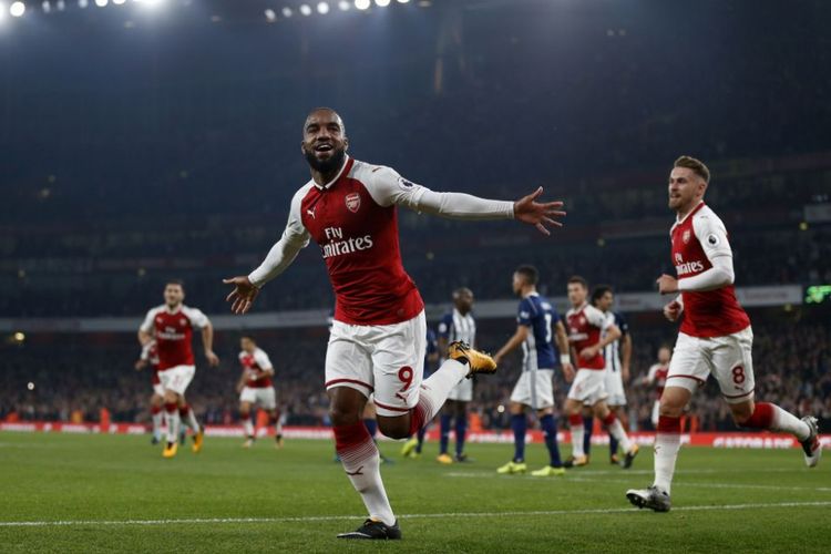 Alexandre Lacazette merayakan gol Arsenal ke gawang West Bronwich Albion pada pertandingan pekan keenam Premier League di Stadion Emirates, Senin (25/9/2017). 