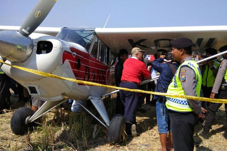 Pesawat penumpang type Aviat Husky milik KONI DKI Jakarta menjadi tontonan warga setelah mendarat  darurat di area persawahan Desa Carangrejo, Kecamatan Sampung, Kabupaten Ponorogo, Jawa Timur, Minggu ( 13/8/2017) siang. 