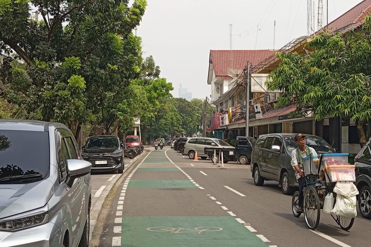 Kondisi Jalan Veteran I Gambir, Jakarta Pusat, Senin (24/6/2024). 