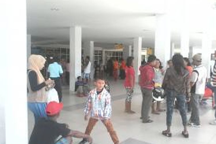 Para penumpang Lion Air tujuan Kupang- Surabaya sedang menunggu di Bandara Eltari Kupang karena pesawat delay lebih dari 10 jam 