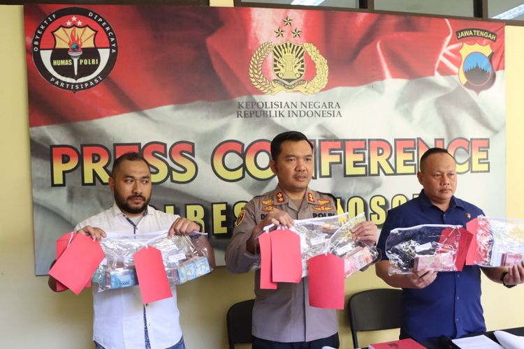 Polres Wonosobo menyita barang bukti uang senilai Rp 286 juta dari kasus Komisioner KPU Kabupaten Wonosobo yang diduga untuk pengkondisian Panitia Pemilihan Kecamatan (PPK) pada Pemilu 2024. 