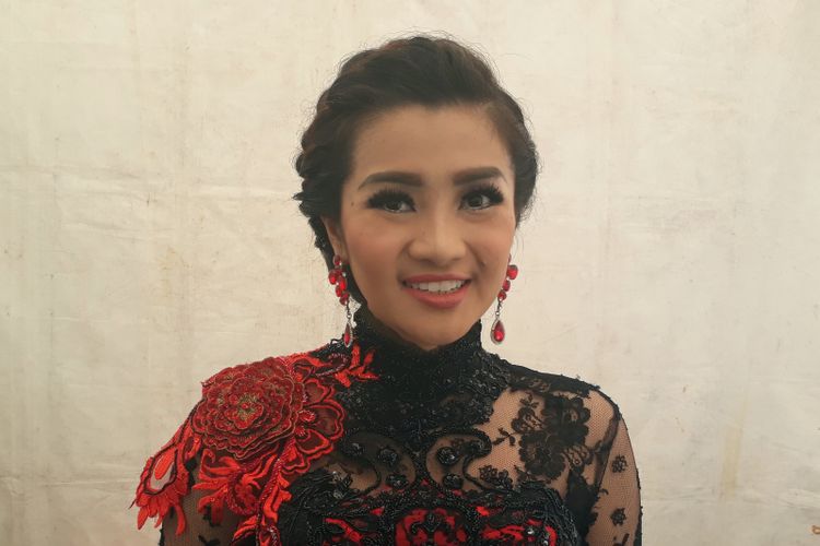 Penyanti dangdut Fitri Carlina diabadikan di belakang panggung Konser Dangdut Marawis Betawi di eks Driving Range, Gelora Bung Karno, Jakarta Pusat, Sabtu (15/4/2017).