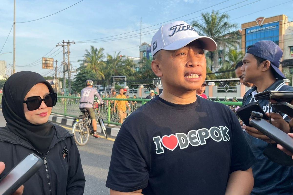 Wali Kota Depok Supian Suri di car free day (CFD), Jalan Arif Rahman Hakim, Kota Depok, Minggu (11/5/2025).