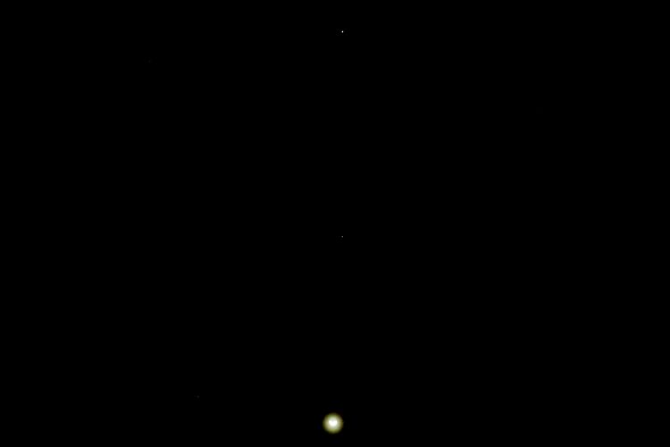 Fenomena 5 planet sejajar dengan bulan (konjungsi sektet), Jumat (24/6/2022). Bawah-atas: Bulan, Mars, Jupiter. Foto diambil dari Depok menghadap timur pada 24 Juni 2022 pukul 4.30