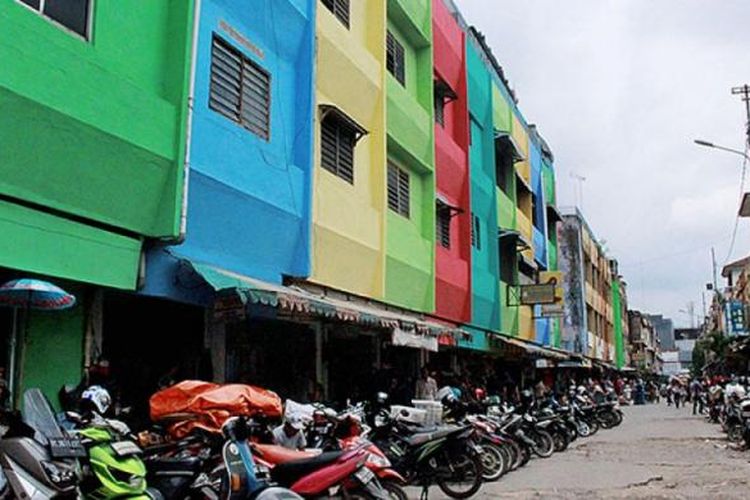 Bangunan di Pasar 16 Ilir, Palembang, dicat berwarna-warni, Kamis (2/3/2017). Pemerintah Kota Palembang menata kawasan ini untuk menyambut Asian Games 2018.