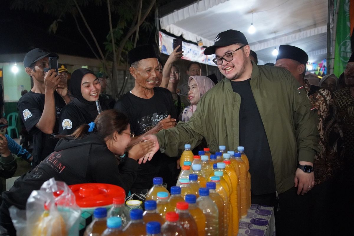 Bupati Kediri Hanindhito Himawan Pramana saat mengunjungi UMKM jamu tradisional dalam kegiatan Pencak Dor di Lapangan Desa Duwet, Kecamatan Wates, Sabtu (8/6/2024). 