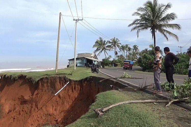 Jalan nasional tepatnya peaisir Pantai Lais, Ketahun, Kabupaten Bengkulu Utara amblas akibat badai kencang disertai ombak pada, Sabtu (11/6/2022).