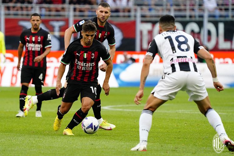 Gelandang AC Milan, Brahim Diaz (menggiring bola), mencetak gol dalam laga AC Milan vs Udinese pada pekan perdana Liga Italia di San Siro, Sabtu (13/8/2022) tengah malam WIB.
