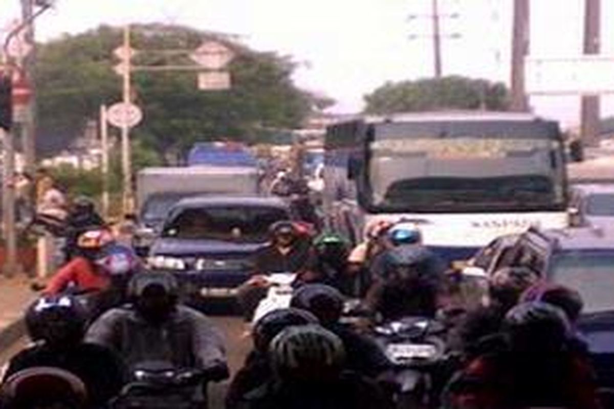 Para pengguna roda dua maupun empat di perempatan Rawa Buaya, Cengkareng, Jakarta Barat, Senin (2/8/2010).