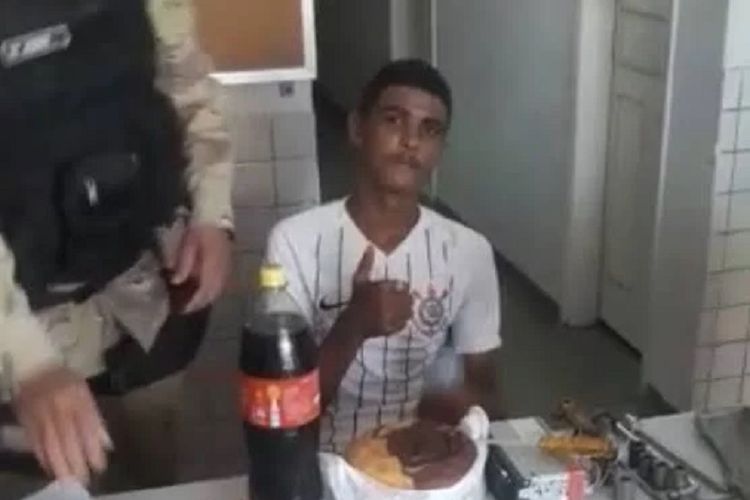 Paulo Rodrigo das Neves, seorang pencuri di Brasil mendapatkan pesta kejutan dari polisi saat ditangkap di hari ulang tahunnya yang ke-18.