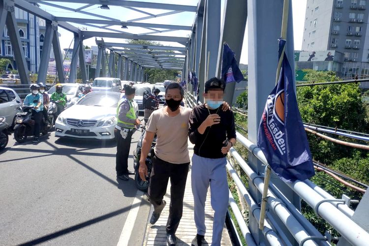 Seorang pelajar berinisial TJS saat diamankan pihak Kepolisian setelah melakukan percobaan bunuh diri di sekitar jembatan, Jalan Soekarno Hatta pada Senin (1/8/2022) sekitar pukul 11.30 WIB. 