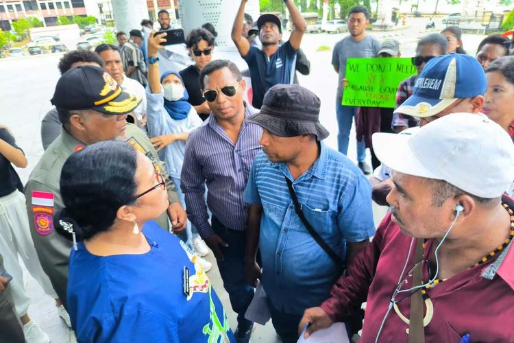 Orang tua penerima beasiswa Otsus Papua melakukan aksi demonstrasi ddi Kantor Gubernur Papua, Kamis (15/6/2023)