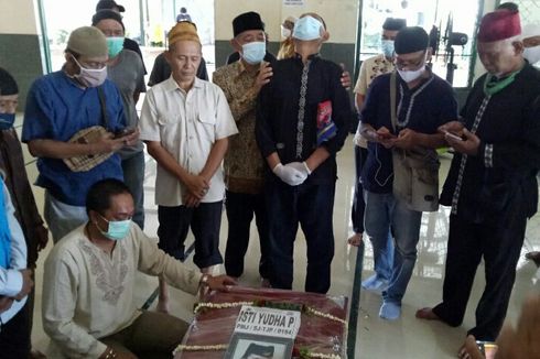 Tangis Keluarga Pramugari Korban Sriwijaya Air, Sang Ayah Terus Pandangi Peti Jenazah Putrinya