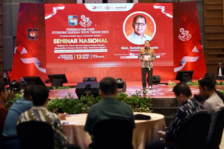 Wali Kota Makassar Mohammad Ramdhan Pomanto tengah memberikan pemaparan dalam seminar nasional bertajuk Refleksi 27 Tahun Otonomi Daerah dalam Rangka Mewujudkan Otonomi Daerah Maju, Indonesia Unggul di Hotel Four Points, Kamis (13/04/2023). 