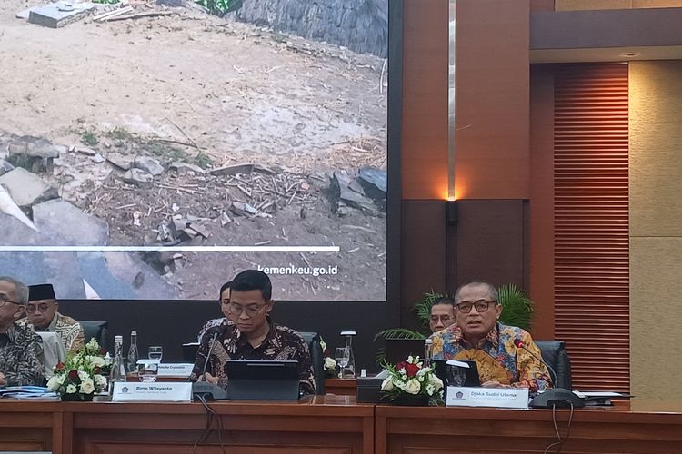 Direktur Jenderal Pajak Kementerian Keuangan (Kemenkeu) Bimo Wijayanto dan Direktur Jenderal Bea dan Cukai Djaka Budhi Utama saat konferensi pers APBN KiTa edisi Juni 2025, Selasa (17/6/2025).