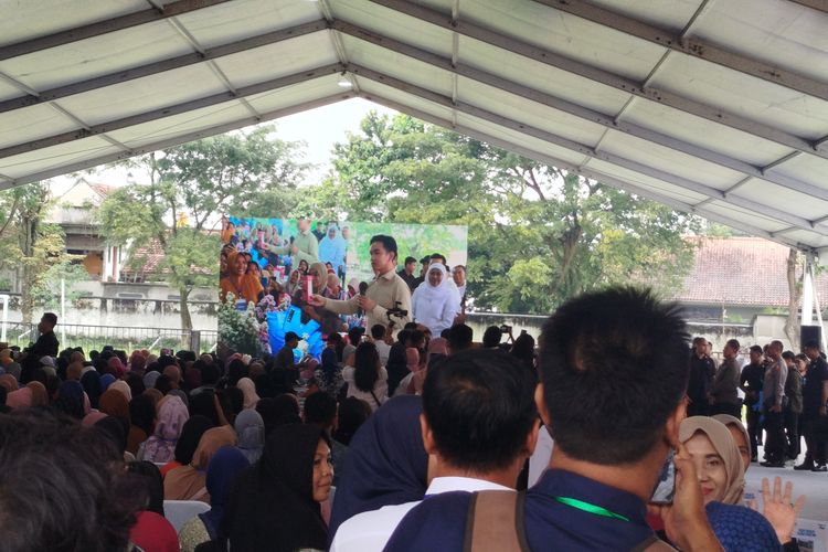 Wapres Gibran berfoto dengan pelaku UMKM saat kunjungan kerja di Banyuwangi, Jawa Timur, Senin (23/6/2025) 