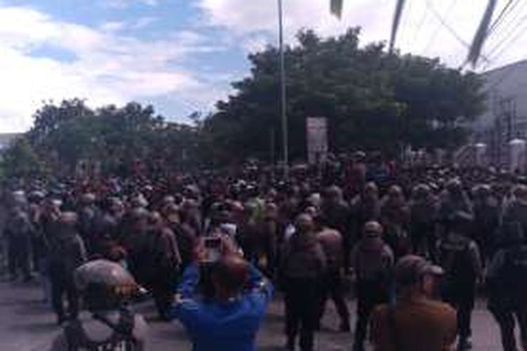 Ribuan petambang ilegal berunjuk rasa di depan kantor DPRD Provinsi Sulawesi Tengah, Kamis (3/3/2016). Mereka mendesak pemerintah melegalkan penambangan rakyat di wilayah Taman Nasional Lore Lindu.