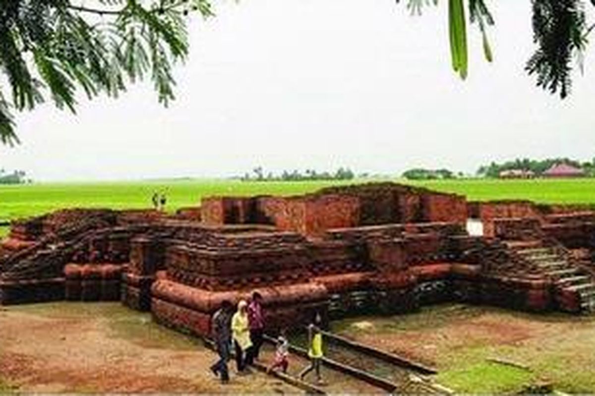 Beberapa pengunjung berekreasi di Candi Blandongan di kompleks Situs Batujaya, Karawang utara, Jawa Barat, Minggu (27/3). Kompleks percandian ini diperkirakan menjadi salah satu kompleks peradaban tertua di Nusantara.