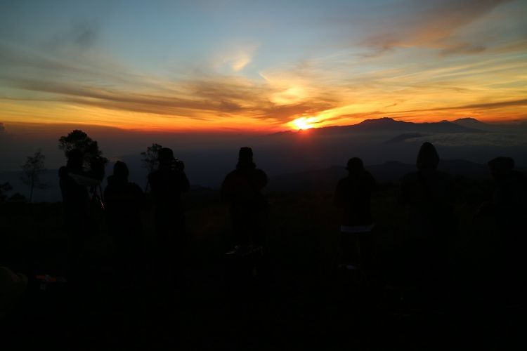 Rekan-rekan jurnalis dari Jakarta tengah mengabadikan momen-momen matahari terbit dari Puncak B29, Desa Argosari, Kecamatan Senduro, Kabupaten Lumajang, Jawa Timur, Selasa (11/4/2017). Pemandangan yang ditawarkan dari Puncak B29 adalah Gunung Bromo, Batok, Lemongan, Raung, Semeru, dan Argopuro.