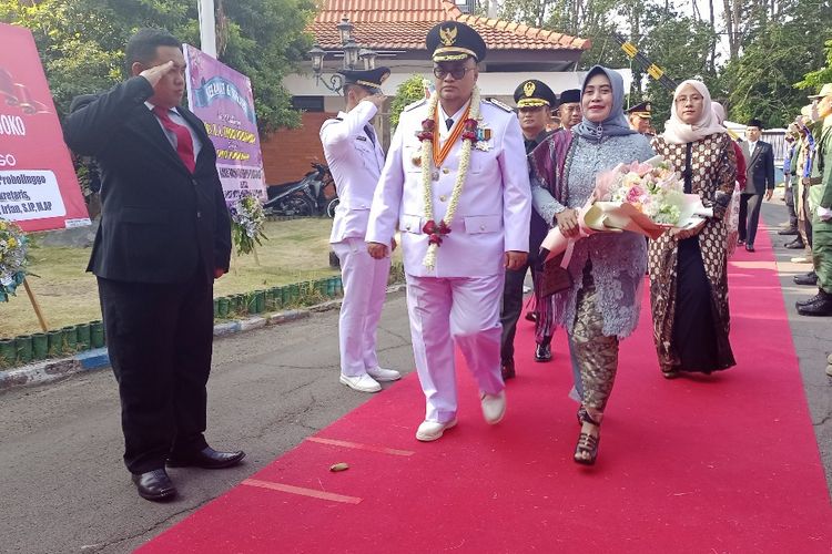 Prihanjoko disambut karpet merah saat datang ke pendopo usai dilantik Gubernur Jatim di gedung Grahadi. 