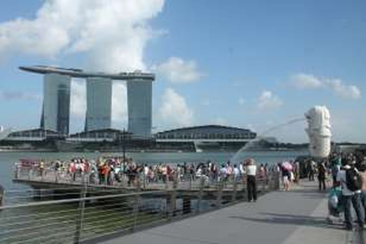 Suasana Merlion Park yang selalu ramai di Singapura.