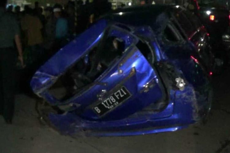 Mobil Daihatsu Sigra B 1778 FZI rusak usai ditabrak kereta api karena menerobos palang pintu perlintasan KA di Jalan Raya Bosih, Cibitung, Kabupaten Bekasi, Sabtu (21/12/2019) malam.
