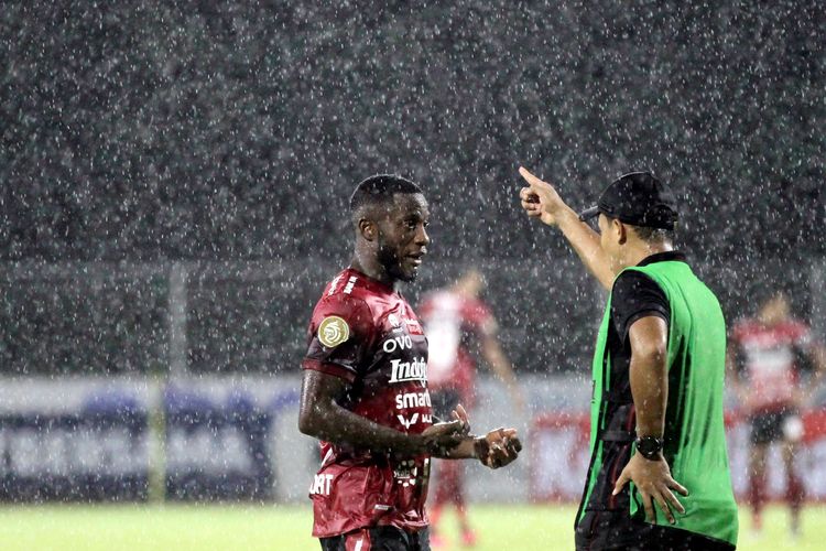 Pemain asing Bali United Privat Mbarga berdiskusi dengan pelatih fisik saat pertandingan pekan 21 Liga 1 2021-2022 melawan Barito Putera yang berakhir dengan skor 3-0 di Stadion I Gusti Ngurah Rai Denpasar, Bali, Minggu (9/1/2022) sore.