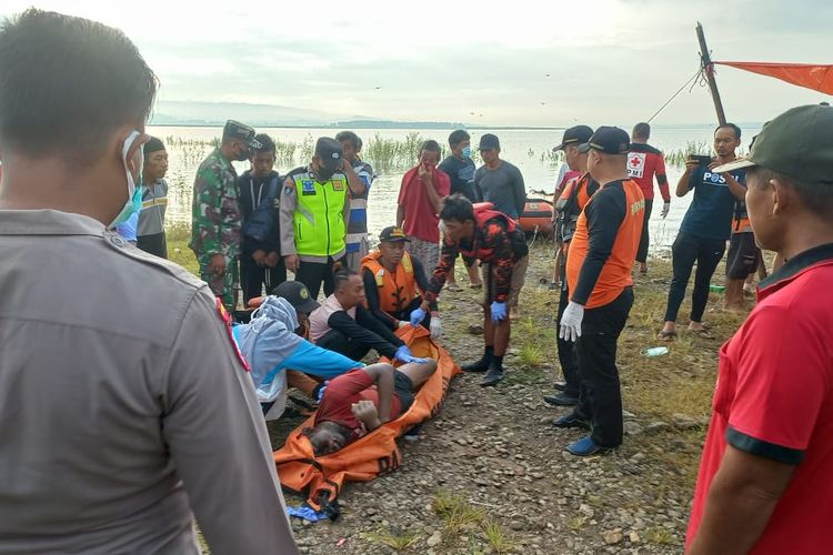 EVAKUASI--Jasad Isman Pramono (25), warga Desa Gumiwang Lor, Kecamatan Wuryantoro, Kabupaten Wonogiri, Jawa Tengah ditemukan tewas  tenggelam di Waduk Gajah Mungkur, Rabu (7/2/2024) pagi. Nampak jenazah dievakuasi tim dari Waduk Gajah Mungkur. 
