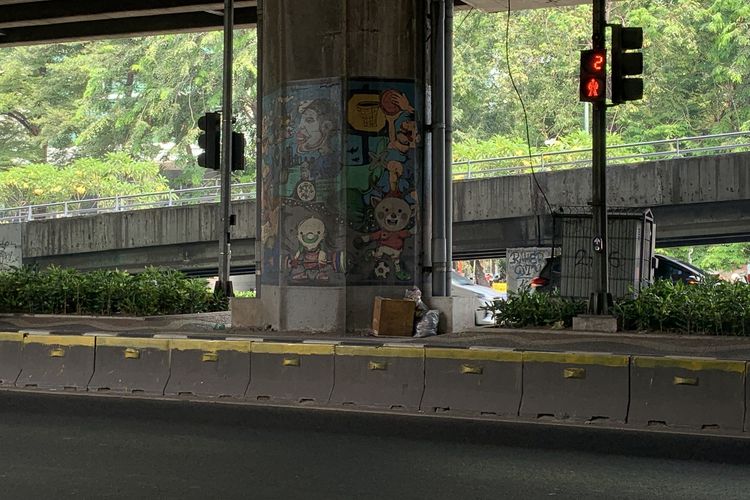 Akses Penyeberangan di Kayu Putih Jaktim Ditutup Beton Pembatas, Warga Terpaksa Melompat