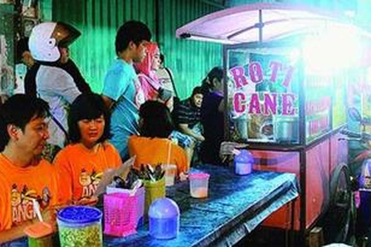 Pasar Lama Tangerang menjadi salah satu pusat kuliner yang cukup ramai dikunjungi warga di sana. Salah satu kios yang menjadi favorit adalah Roti Cane dan Martabak India.