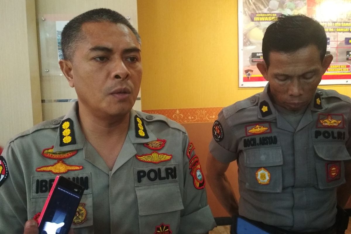 Kabid Humas Polda Sulsel Kombes Pol Ibrahim Tompo saat diwawancara di lobi Polda Sulsel terkait puluhan ribu masker yang disita polisi, Senin (9/3/2020).