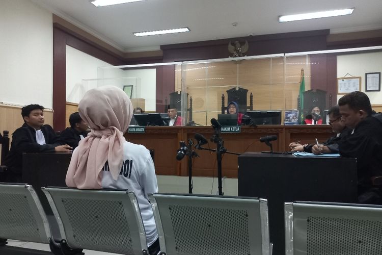 Sidang putusan terdakwa Rihana dalam kasus penipuan preorder iPhone di  Pengadilan Negeri Tangerang, Senin (4/12/2023).