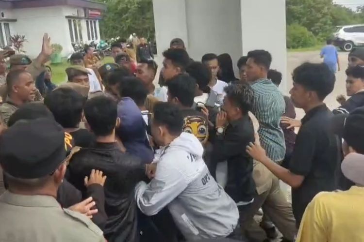 Demo Mahasiswa di DPRD Baubau Ricuh, Massa Marah Dilarang Bakar Ban oleh Satpol PP