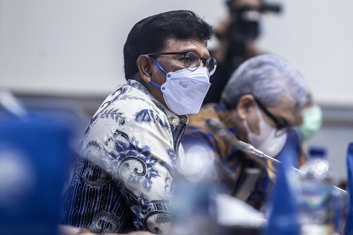 Menteri Komunikasi dan Informatika Johnny G. Plate menyampaikan paparannya saat rapat dengar pendapat (RDP) dengan Komisi I DPR tentang perkembangan persiapan pelaksanaan digitalisasi penyiaran (ASO) di komplek Parlemen, Jakarta, Selasa (16/11/2021). Menkominfo memaparkan dari total 697 lembaga penyiaran, sebanyak 277 lembaga telah bersiaran secara digital sebagai tiga tahapan pelaksanaan ASO dan berupaya proaktif dalam persiapan 420 lembaga penyiaran lainnya untuk bermigrasi ke penyiaran digital. ANTARA FOTO/Muhammad Adimaja/rwa.