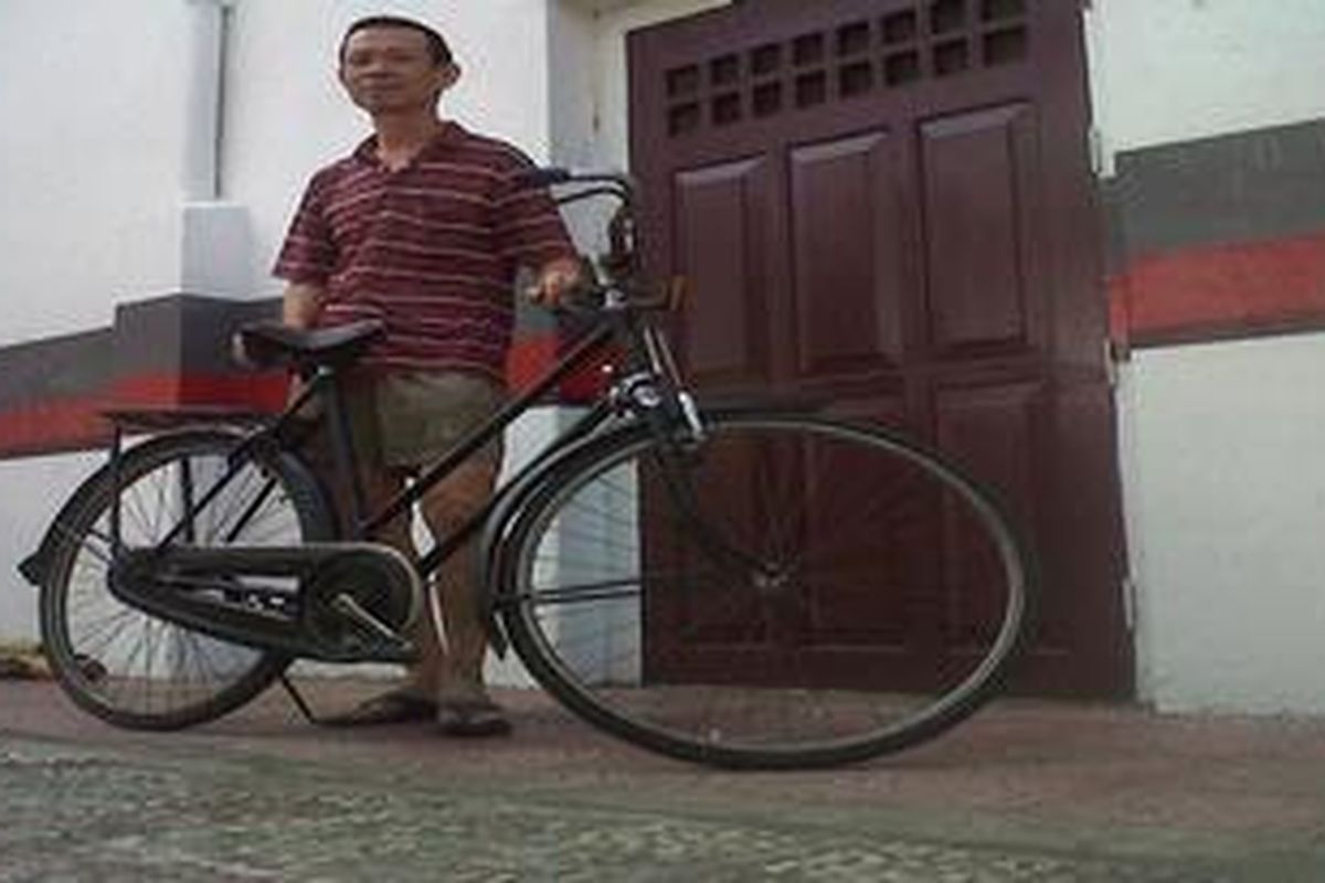Edy, warga Etnis Thiongho yang merawat sepeda Ontelnya dari tiga generasi.