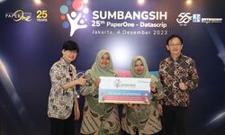 12 Sekolah Terima Bantuan Pendidikan 'Sumbangsih PaperOne 25 Tahun'