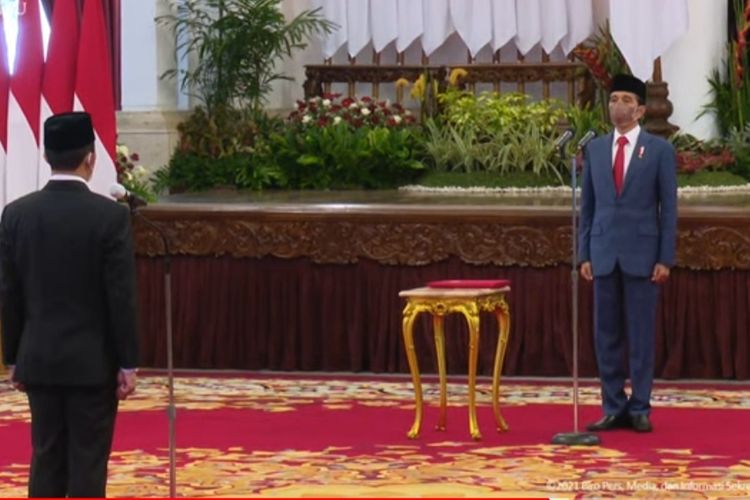 Presiden Joko Widodo saat melantik Mayor Jenderal TNI Suharyanto sebagai Kepala Badan Nasional Penanggulangan Bencana (BNPB) di Istana Negara, Rabu (17/11/2021). 