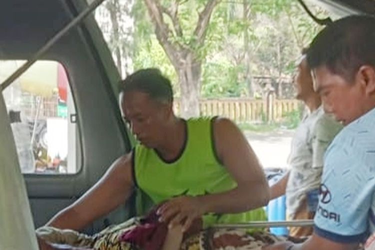 Polisi dan petugas medis mengevakuasi S (55) warga Pamekasan yang ditemukan mengambang di perairan Sampang, Sabtu (21/6/2025). 