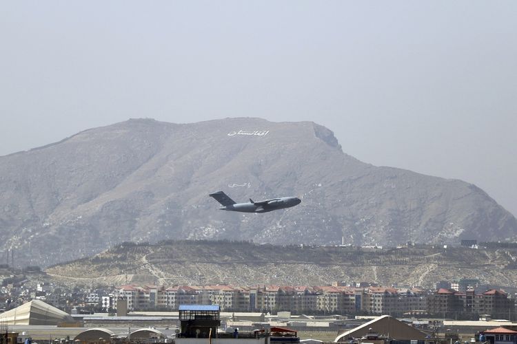 Pesawat militer Amerika Serikat lepas landas dari bandara internasional Hamid Karzai, Kabul, Afghanistan, Sabtu (28/8/2021).