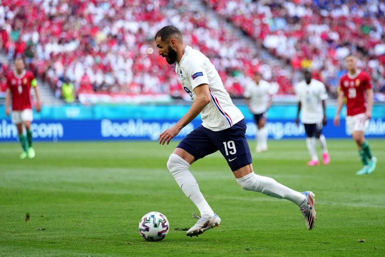 BUDAPEST, HONGARIA - Karim Benzema beraksi saat membela Perancis melawan Hongaria dalam laga Grup F Euro 2020 di Puskas Arena, Budapest, pada 19 Juni 2021.
