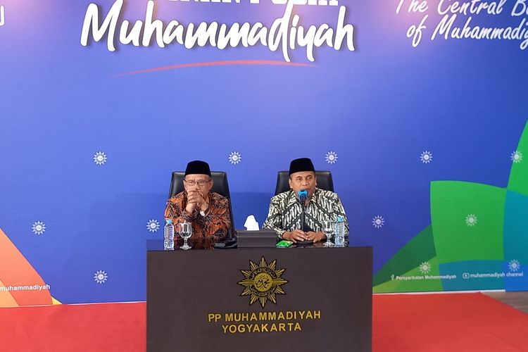 Ketum PP Muhammadiyah Haedar Nashir (Kiri) saat menyampaikan refleksi akhir tahun di Kantor PP Muhammadiyah, Kota Yogyakarta, Kamis (29/12/2022)