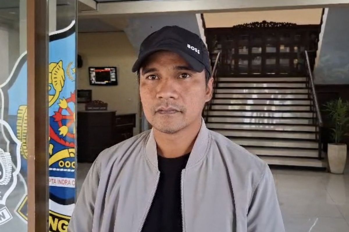 Bupati Bangkalan, Lukman Hakim, mengimbau ASN tak pakai seragam saat di kantor hari ini, Senin (1/9/2025). 