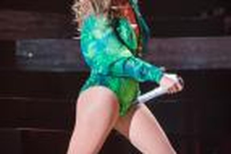 Penyanyi Jennifer Lopez tampil di Orchard Beach, Bronx, pada 4 Juni 2014. 