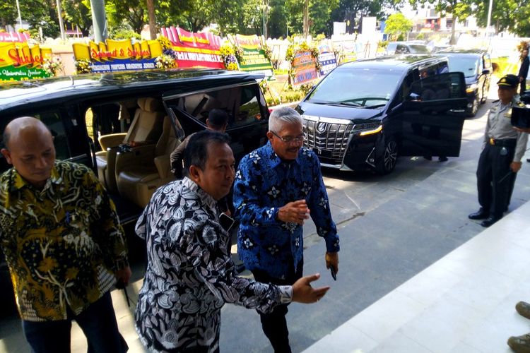 Ketua Mahkamah Agung RI Muhammad Hatta Ali saat tiba di Universitas Jember