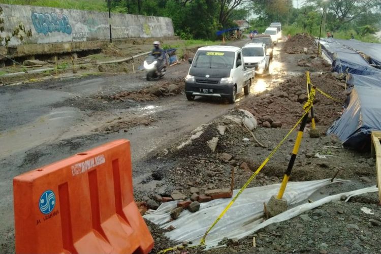 Jalan Bandung-Cirebon amblas di wilayah Tomo, Sumedang. Pengguna jalan harus rela antre hingga 2 jam lamanya, Jumat (6/3/2020). AAM AMINULLAH/KOMPAS.com